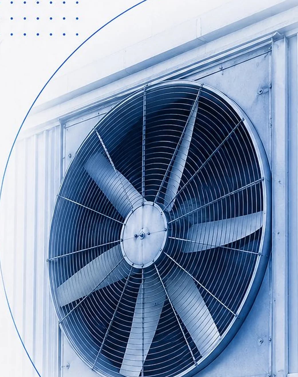 Exaustor de grande diâmetro instalado na parede de um aviário